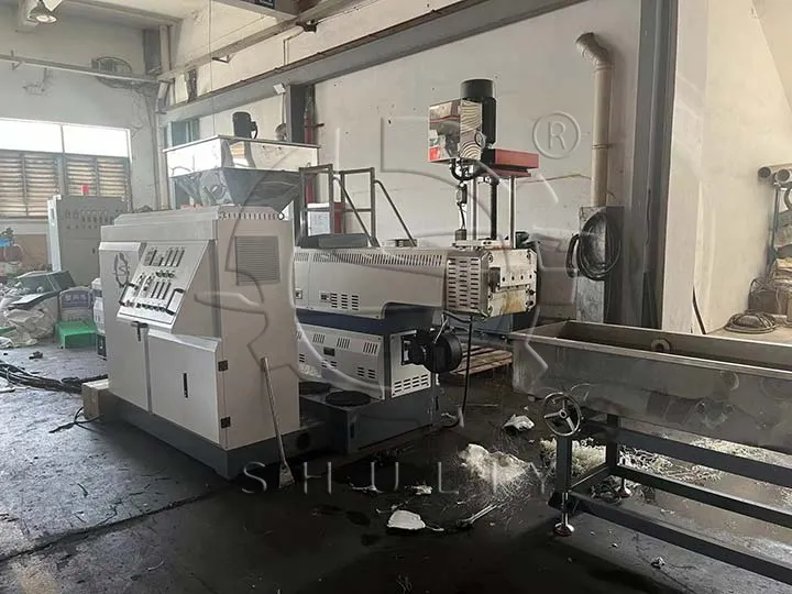 PE granulating machine