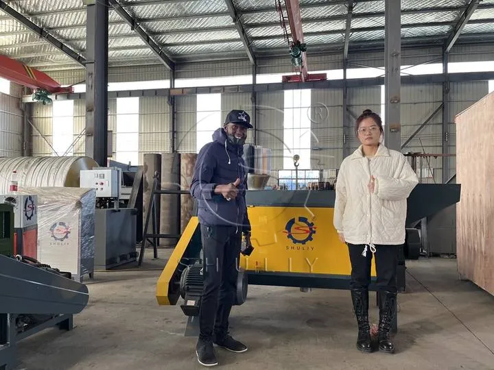 client dans une usine de machines de granulation de plastique