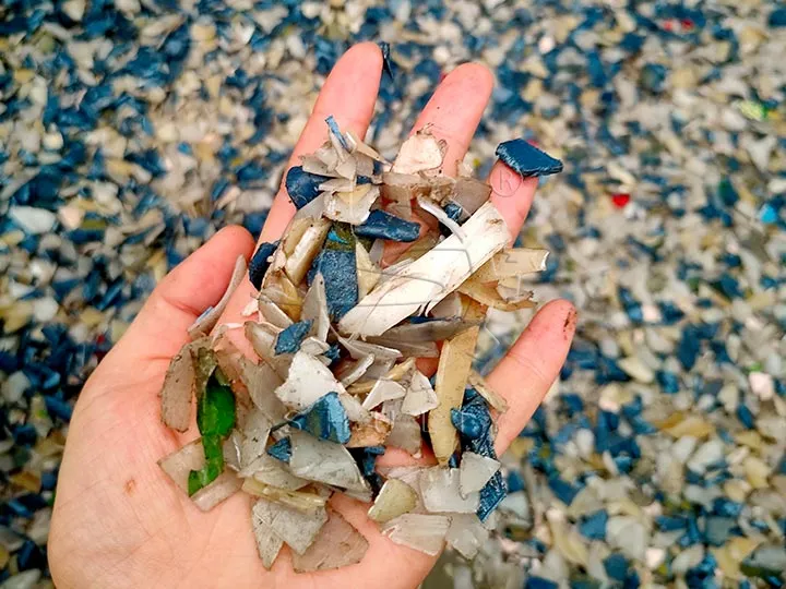 砕いたプラスチックフレーク