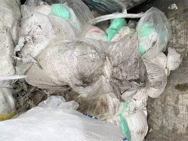 déchets plastiques sales